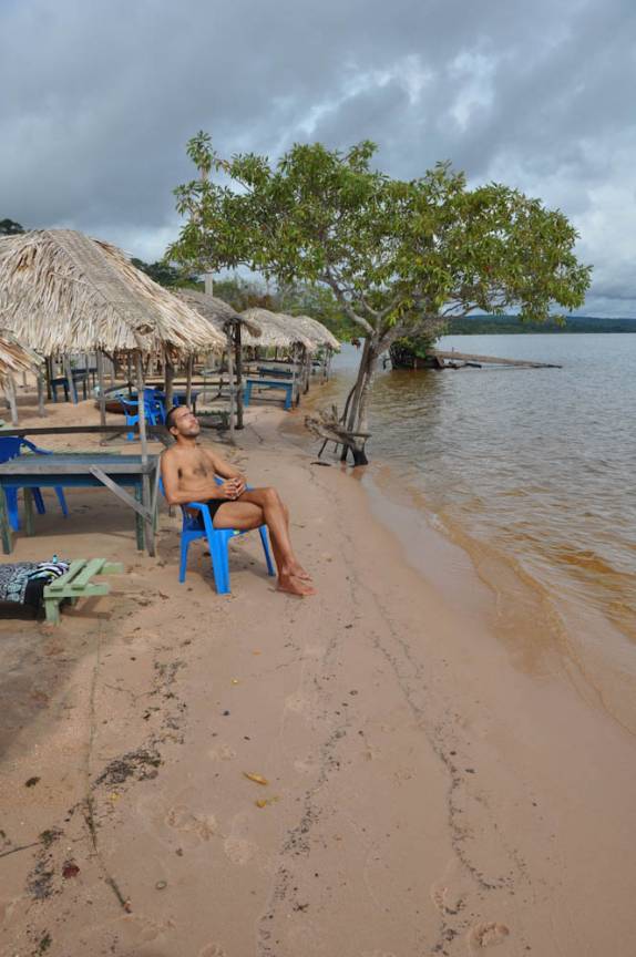 Curtindo praia do Rio Tapajós em Pindobal, próximo à Alter do Chão - PA